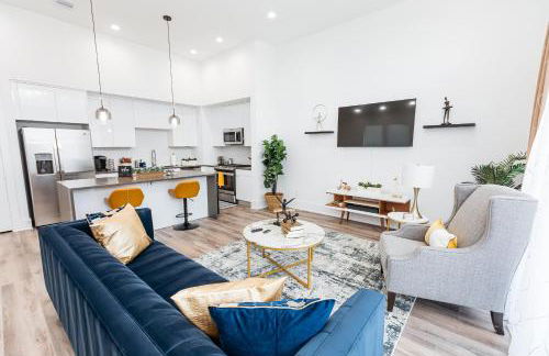 Beautifully Decorated, Modern Downtown Houston Home - Photo 5