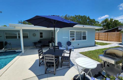 Coastal Vibes! Tropical heated pool home short drive to the beach - Foto 31