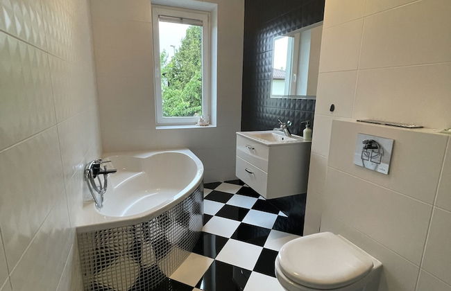 Modern House with Garden - Photo 21