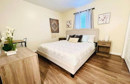 *Prime Pad * King Bed * Long Term Stays* - Foto 1