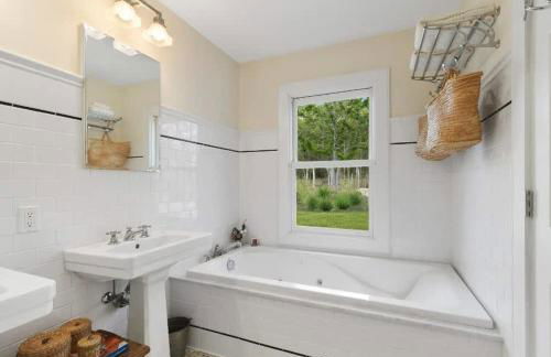 Luxury Sag Harbor Home with Heated Pool & Charm - Foto 23