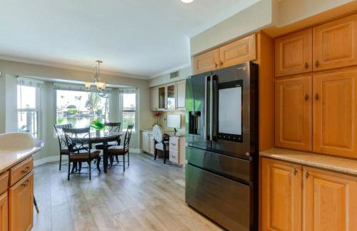 Lakefront Living! Huge Phoenix Home with Pool Table - Foto 12