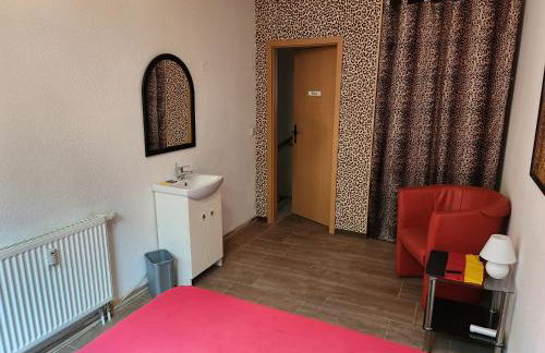 Halle, TOP -PREISE, große 79 qm SD FeWo, EG, wahlweise mit 1- 3 DZ, inklusiv TV Lounge, Küche, Bad WC Einfach und gut, Langzeitmieter VB Preise - Foto 21