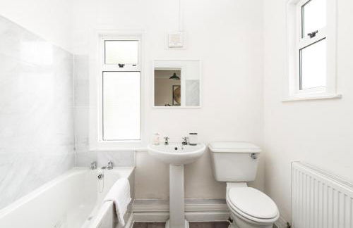 NEW Business & Long Stays- Sleeps7-by FabAccommodation - Foto 6