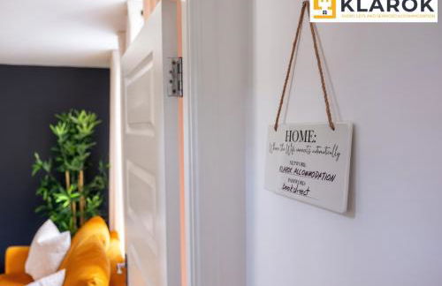 Four Bedroom Semi Detached House By Klarok Accommodation Peterborough With Free Parking & Garden - Foto 16