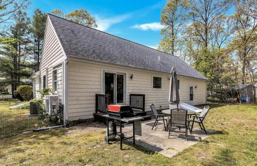 Jenkins Pond Beach Access with BBall Hoop & Grill, Bright Cape Cod Retreat near Jenkins Pond in Falmouth - Parking, Modern Retreat with Outdoor Space, 24 Hour Hospitality - Foto 7