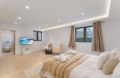 Exquisite 4BR Designer Home with Smart Features, Free Parking & SkyStream - Sleeps Up To 10 in Gerrards Cross SL9 - Photo 10