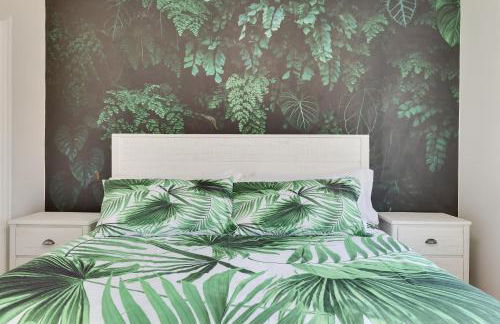 Stunning Poconos Villa- Hot Tub, Pool, Game Room, BBQ & more - Foto 39