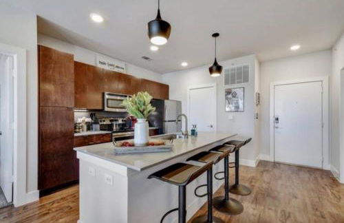 2BR Southtown Apartment FreeParking Wifi Pool Gym - Photo 18