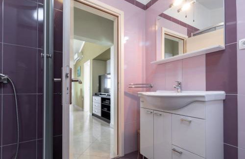 Modern Villa with Pool - Photo 23