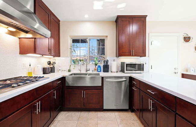 Luxury Estate With Sparkling Pool & Elegant Amenities - Foto 24