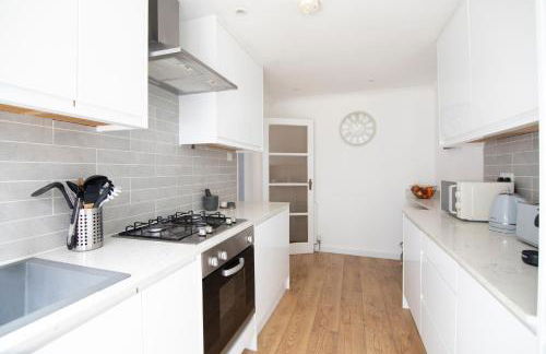 Gorgeous Modern Apartment near Redhill Station inc Private Garden & Parking - Foto 18