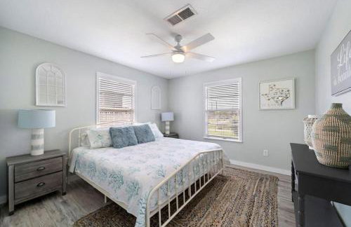 Cozy and charming getaway with deck, close to beach - Foto 13