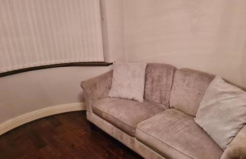 L & J ESCAPES- 4 BEDROOMs SUITABLE FOR CONTRACTORS AND FAMILIES- LARGE PRIVATE PARKING-10 MINUTES TO M6 JUNCTION 9 - Foto 13