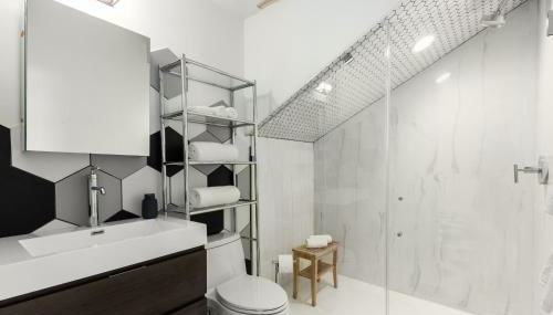 Carriage House Walk to BeltLine Parking - Foto 4, towels, Shower