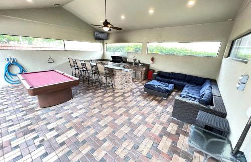 Luxurious Getaway Pool Hot Tub Theater Gym Outdoor Kitchen BBQ 2 Miles to Disney - Foto 8