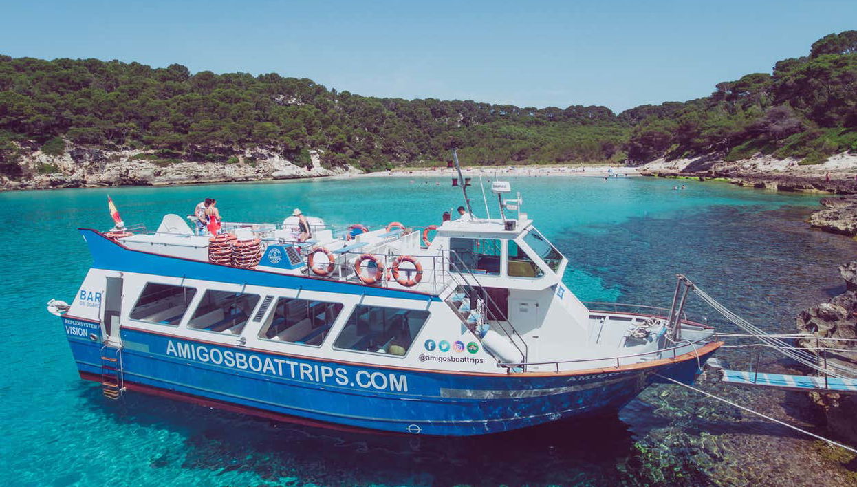 Navegaréis por las calas del sur de Menorca