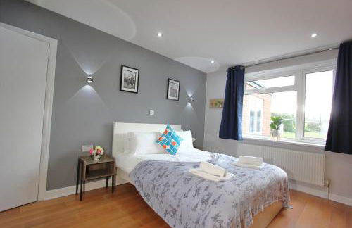 Stunning 3 Bedroom 2 Bathroom Bungalow by CozyNest - Photo 2