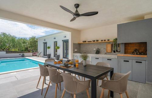 Apartment Gironi with Pool, Jacuzzi - Photo 8