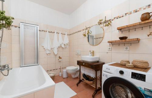 Ruhig - Privatparkplatz - barrierearm Quiet - private car park - low barrier - Photo 6