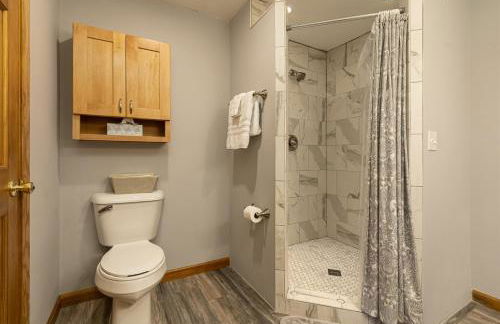 Upscale Lakefront Home w Dock & Kayaks - Photo 35