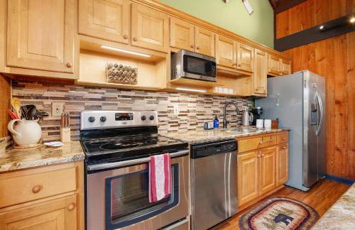 Chicadees Lake Lookout - A wood-burning fireplace, beautiful lake views, king and queen bedrooms, deck dining, and easy access t - Foto 15