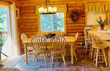 Adventure Awaits 3King Bed,2Bath Log Cabin in heart of Duck Creek Village! - Foto 9