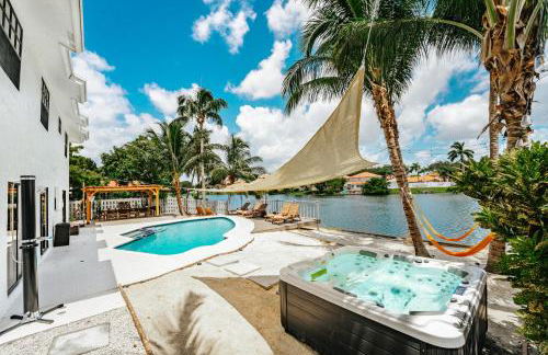 Waterfront Villa with Beach, Game Room, Cinema and Spa - Foto 1