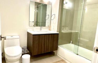 Modern Cozy 2 bedroom FREE Parking & High Speed Wifi - Foto 10