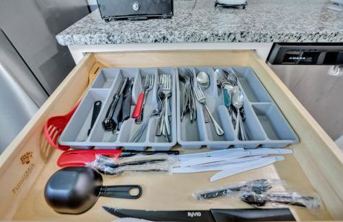 Shades of Gray 4BR Home w Mini Fridges - Foto 29