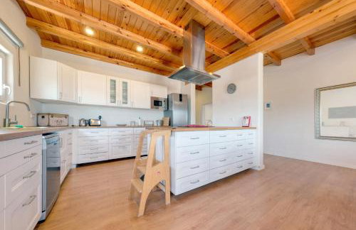 Chalet Emily Alpine Chic with Hot Tub and Ocean View By Lanzarote Vacation Homes - Foto 41