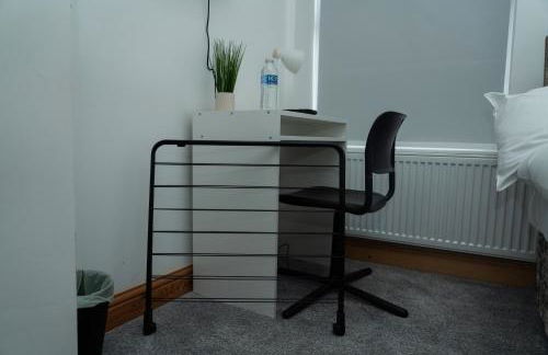 4 Bed Failsworth Home - 3 Bathrooms - Free Parking - Ideal For Contractors & Families - FREE 1 HR EARLY CHECK-IN OR 1 HR LATE CHECK-OUT FOR 2 NIGHT STAY BOOKINGS UNTIL THE END OF MAY - Foto 14