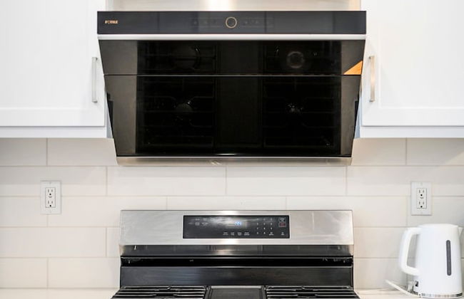 Chic Modern Retreat With Stunning Views - Photo 32