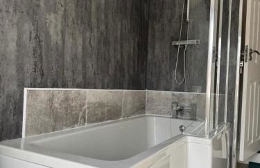 Stylish 3-Bedroom Home, Patio & High-Speed Wi-Fi - Foto 7