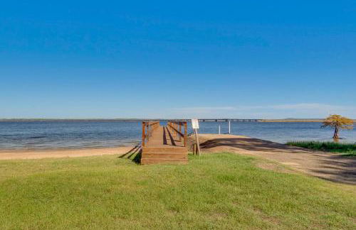 Hemphill Vacation Rental with Pool, Walk to Lake! - Foto 28