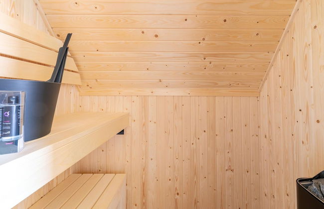 Luxe Stay With Sauna & Garden - Photo 20