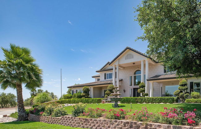 Grand Contento by Avantstay Extraordinary Estate w/ Pool & Movie Room - Photo 43