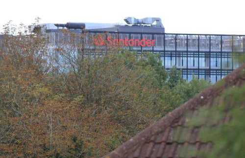 Superb Comfy 2 Bed House, Responsive & Caring Hosts Free WiFi & Parking, Close to MK Centre, Train Station, Santander, Network Rail by Webbhill Stays - Foto 47