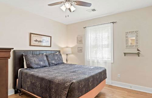 Expansive Lakefront Home with Private Dock - Foto 12