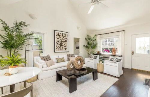 Chic Beach Bungalow 3 Blocks from the Sand - Foto 14