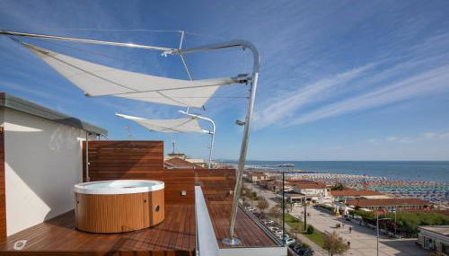 Beachfront Penthouse with private parking - Foto 3