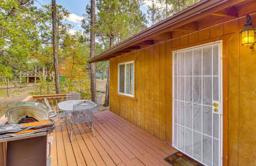 4 Mi to Rainbow Lake! Cozy Forest-View Gem with Deck - Foto 21