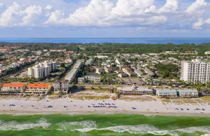 Steps from the Sand Bright Coastal Stay w Pool Access Coastal Hideaway by AvantStay - Foto 33