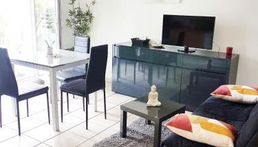 SUPERBE APPART AVEC JARDIN ET PISCINE - Foto 2