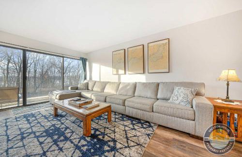 Modern Lake Geneva Condo with Year-Round Views - Foto 6