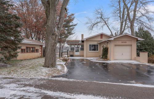 Amazing Lakefront Retreat On Long Lake! 2 Bedroom Home by RedAwning - Foto 92