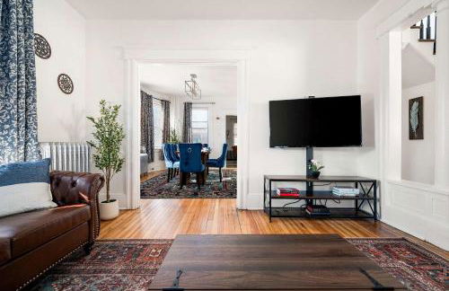 Whole House Near NYC and Transit with Game Room Fire Pit and King Bed - Foto 27