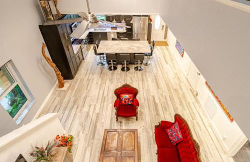 Artistic Retreat, King Suite with Private Balcony! - Foto 28