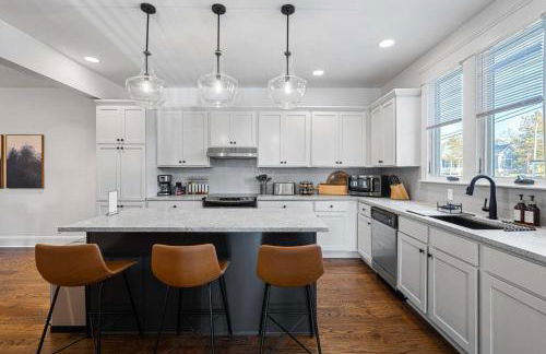 Tranquil East Nashville Zen Retreat with 2 Patios, Garage Parking, Yoga Mats Included, Covered Patio and Deck, Walk to Five Points Dining & Bars, Board Games, 10 Min to Broadway, 24 Hr Hospitality - Foto 2