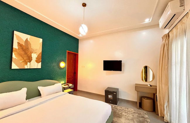 Lighthouse Signature Suites - Photo 33